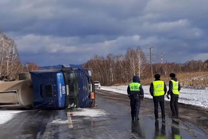 На трассе Ачинск - Ужур - Троицкое опрокинулся бензовоз